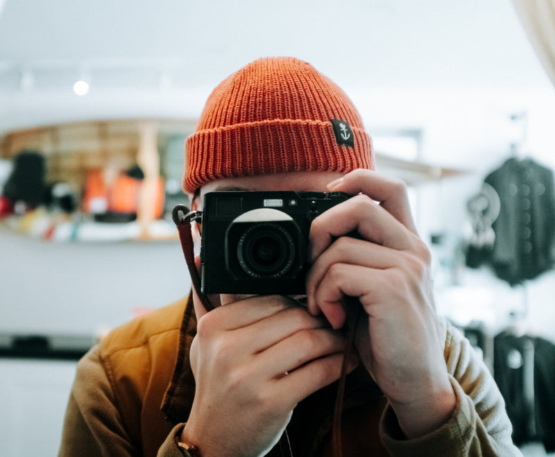 Short fit knit toque, beanie. Terracotta coloured